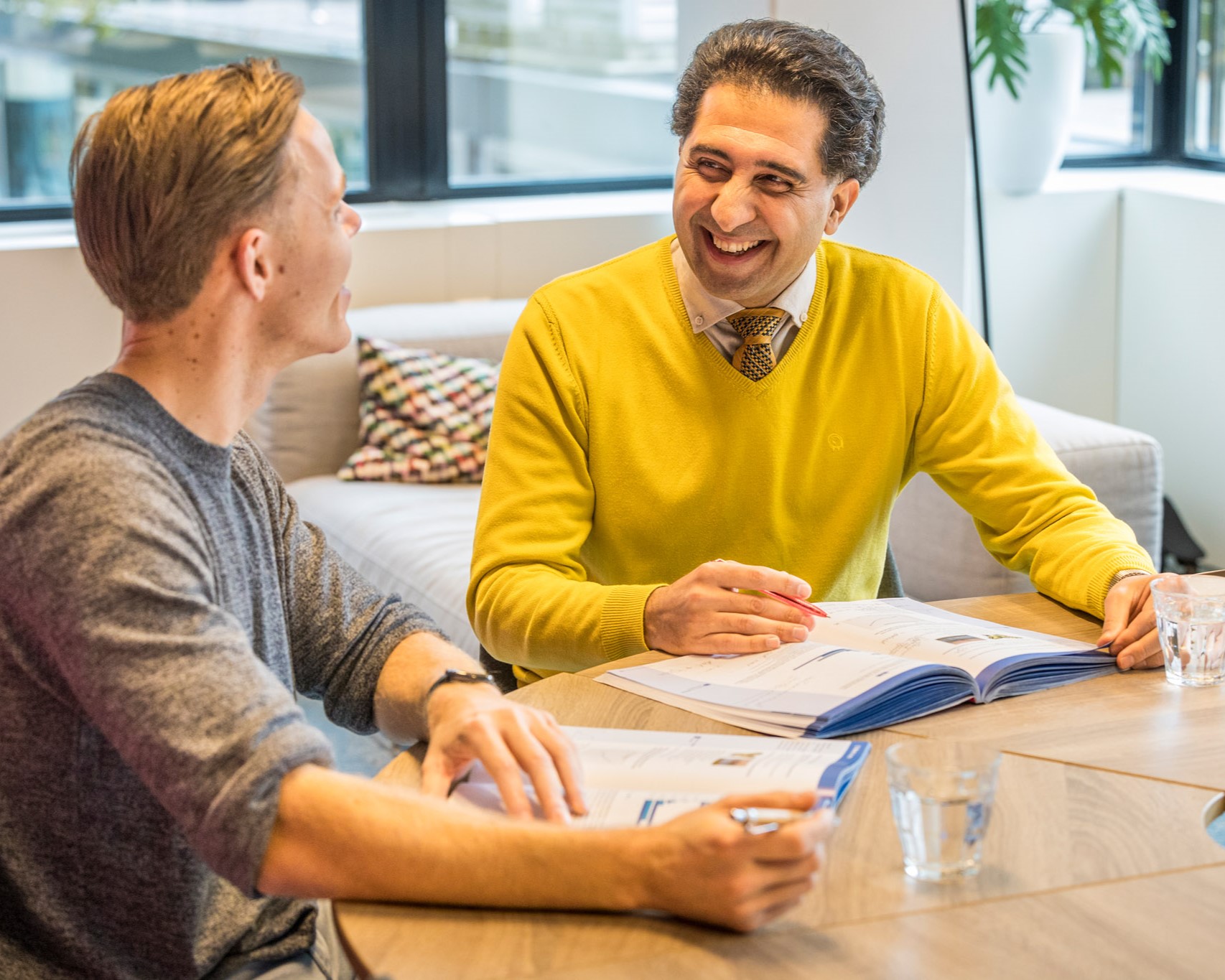 Cursist en docent tijdens een taaltraining op maat