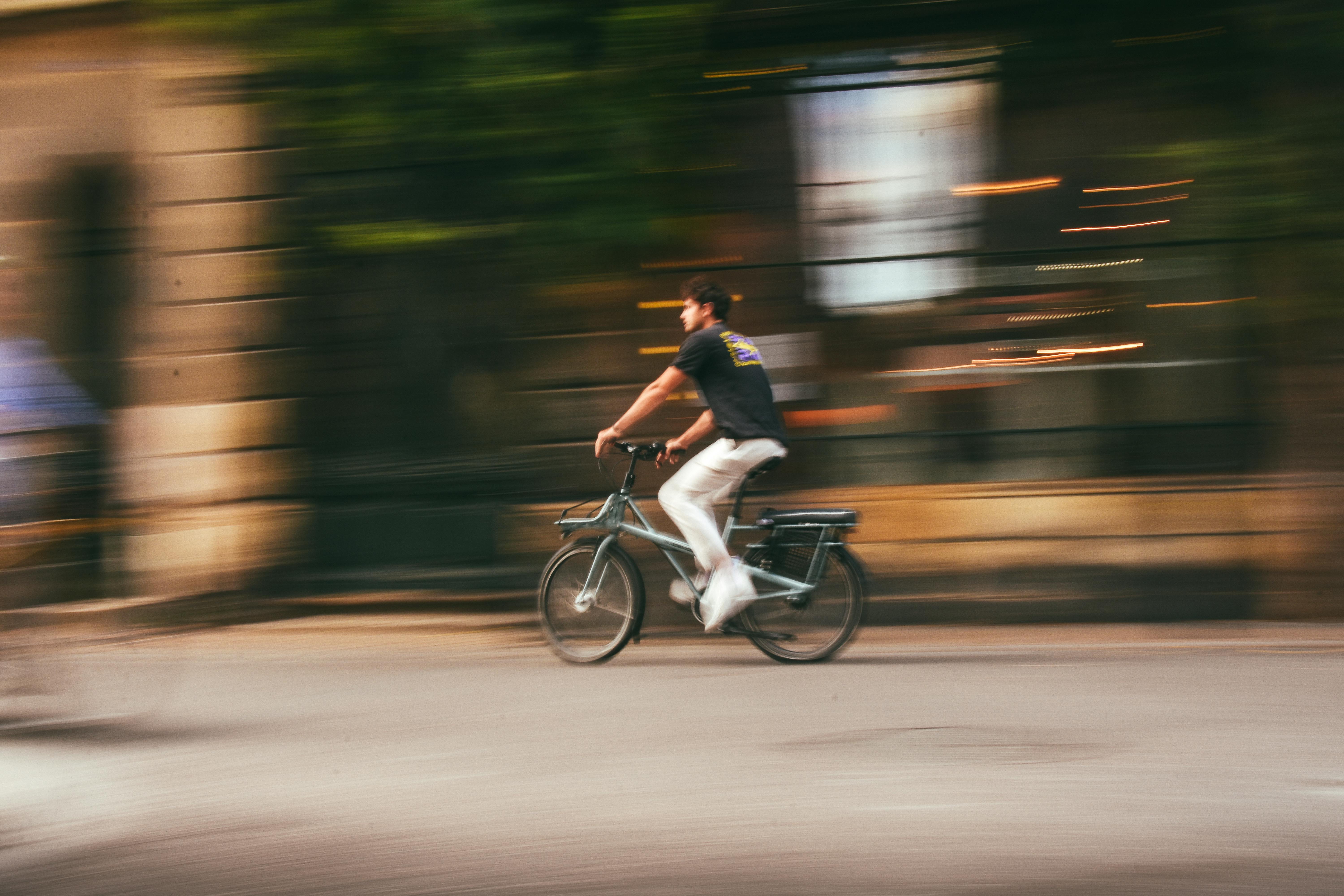 Man fietst snel door de stad