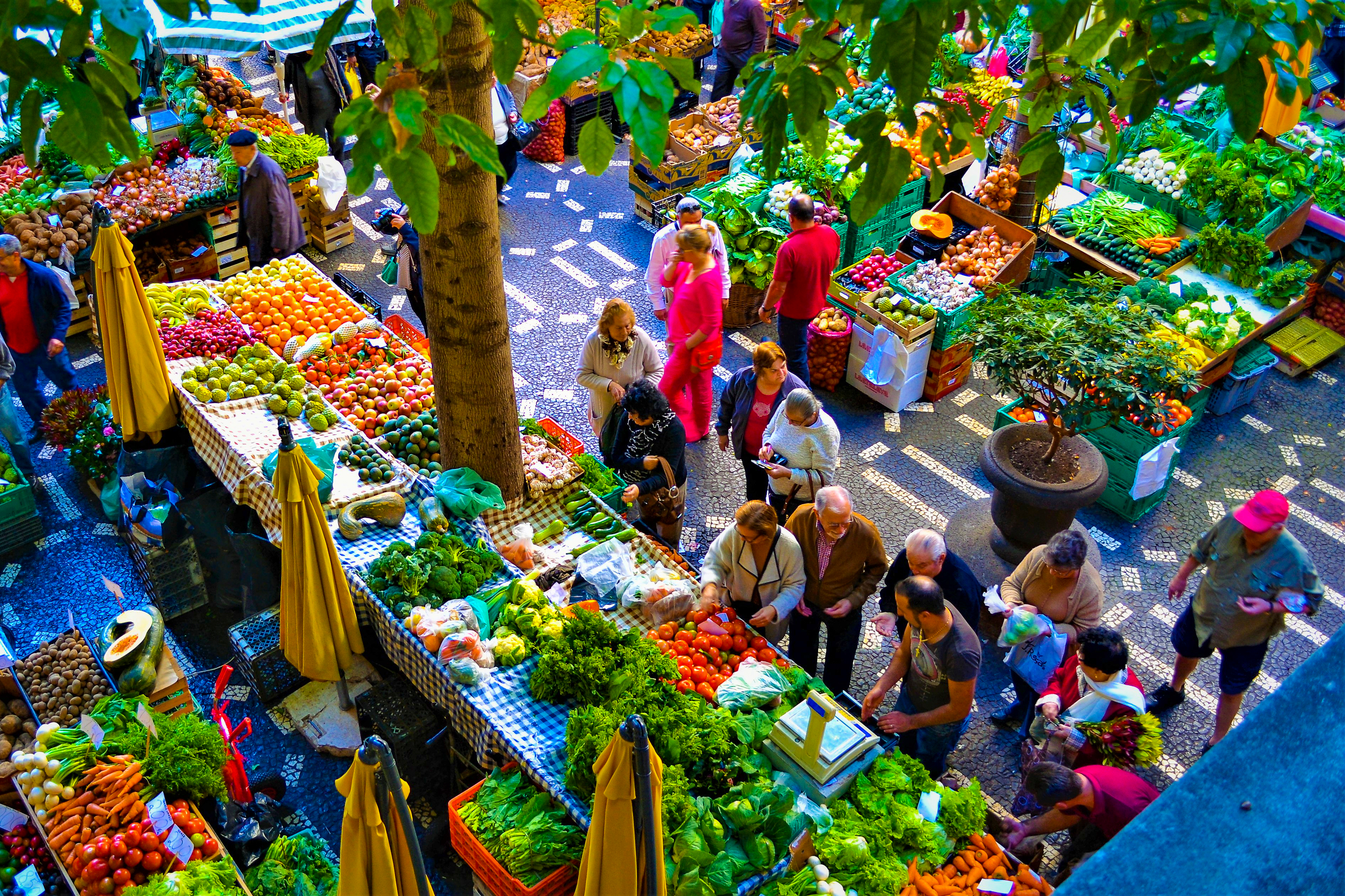 Mensen winkelen in een voedselmarkt in Madeira, Portugal.