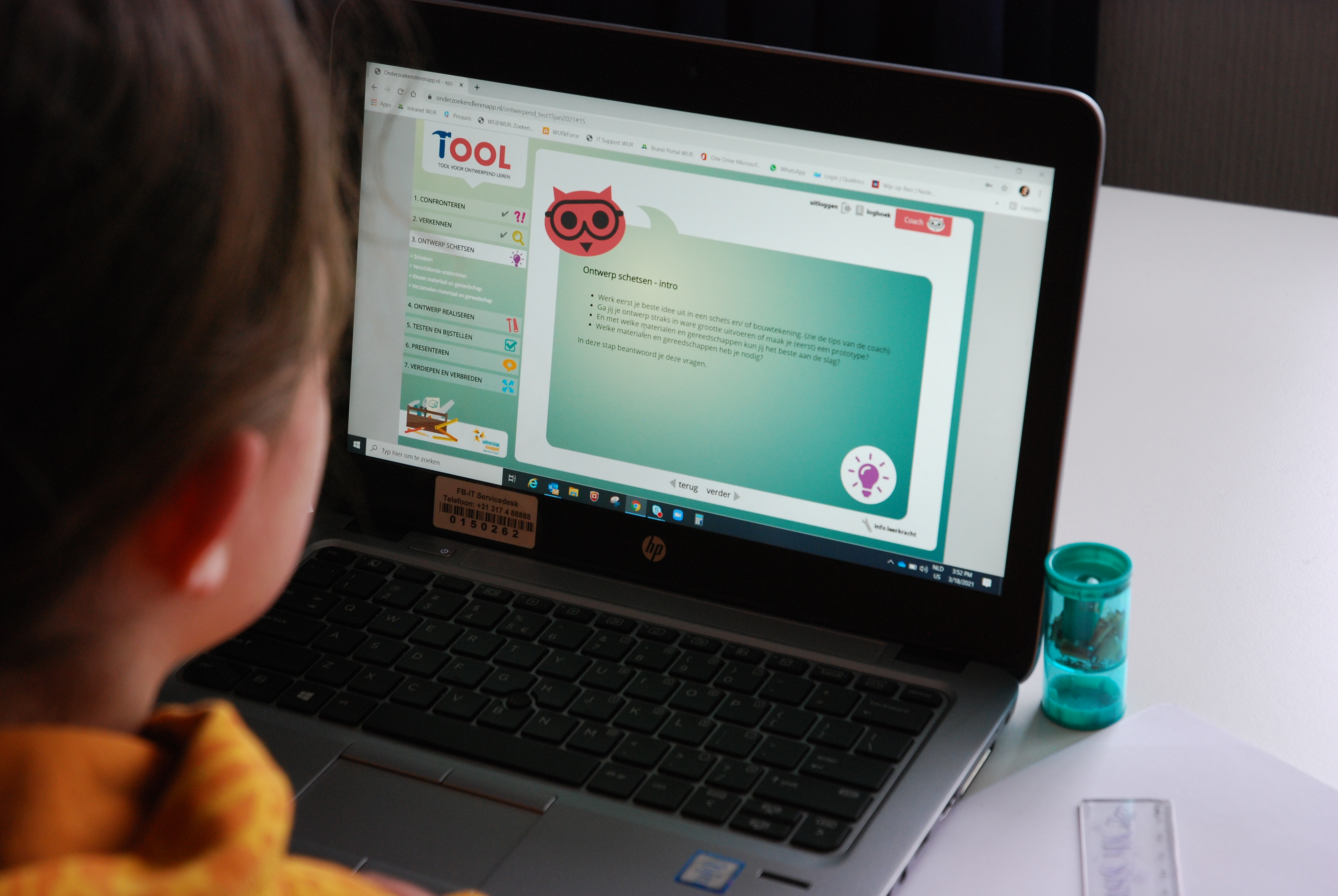 Kind werkt met TOOLapp