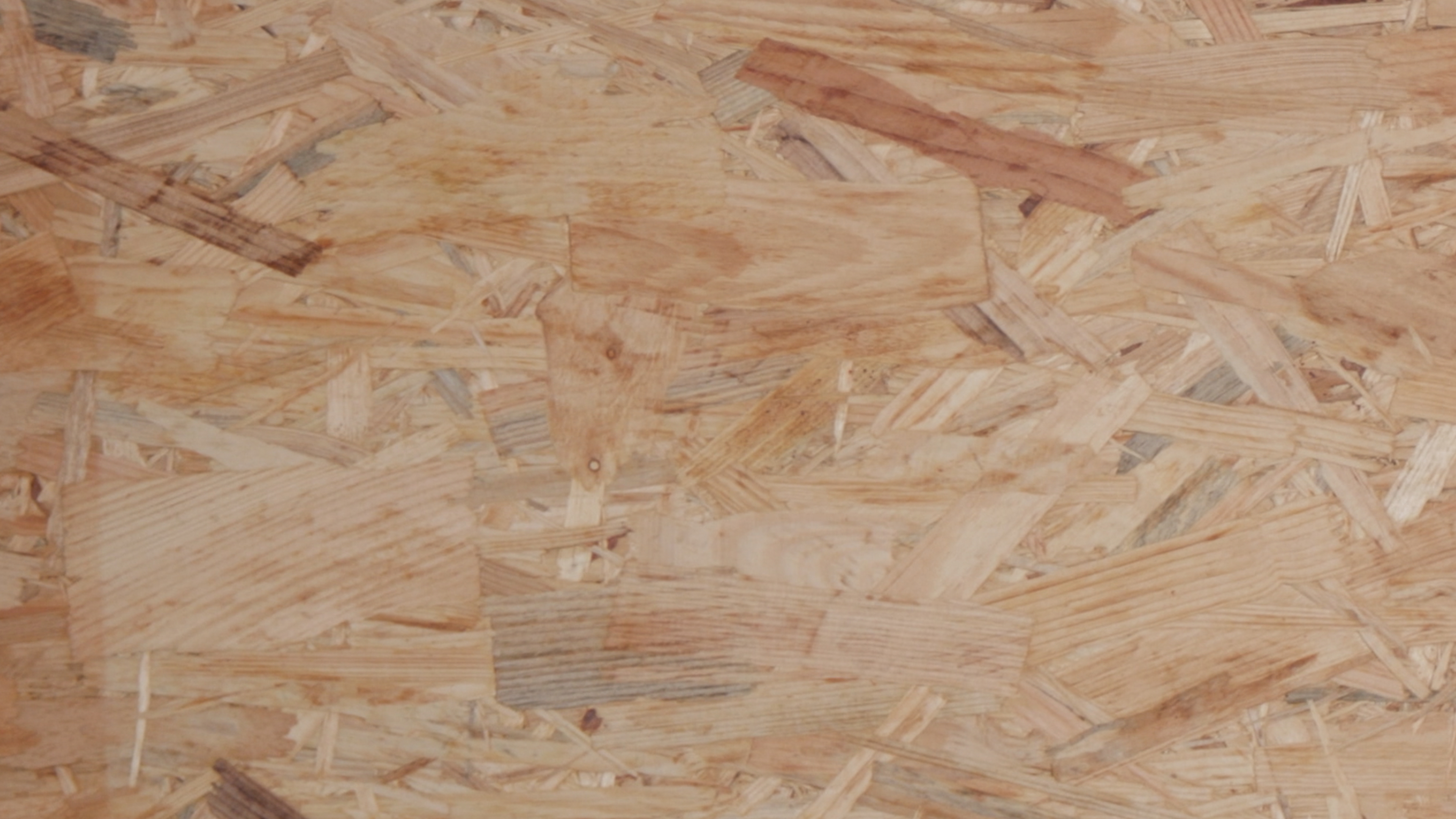 OSB-plaatmateriaal bestaat uit samengeperste houtschilfers en vormen een sterk, biobased constructiemateriaal met een relatief lage milieu-impact