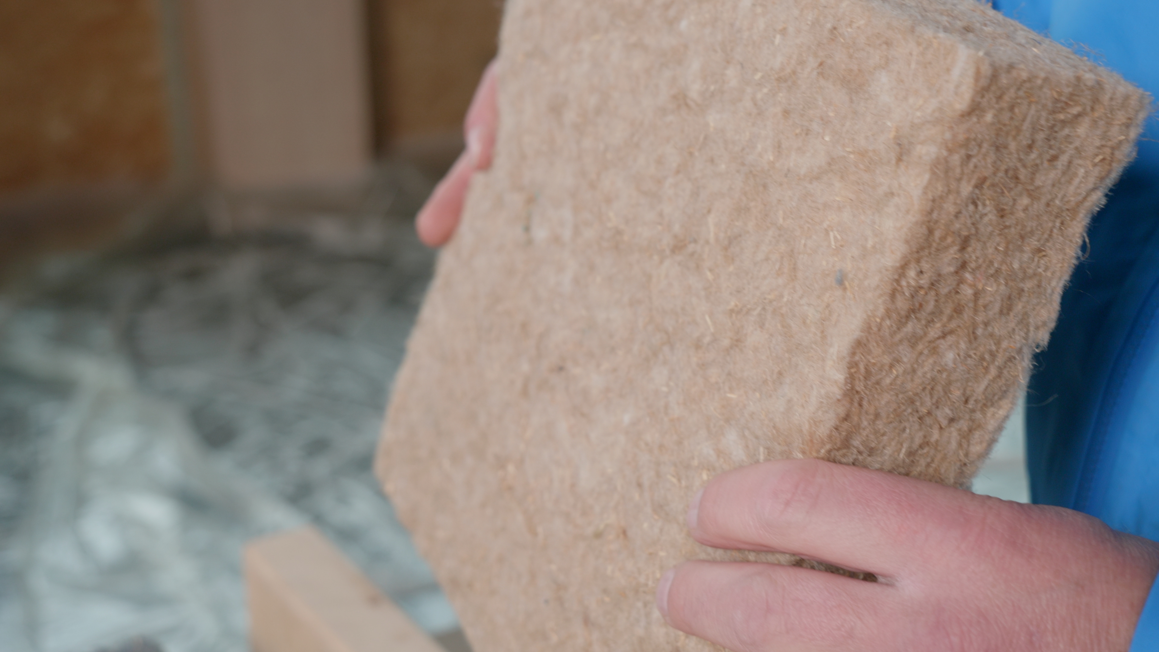 Vlasvezels slaan biogene koolstof op en bieden uitstekende warmte- en geluidsisolatie; een volledig hernieuwbare optie voor biobased bouwen