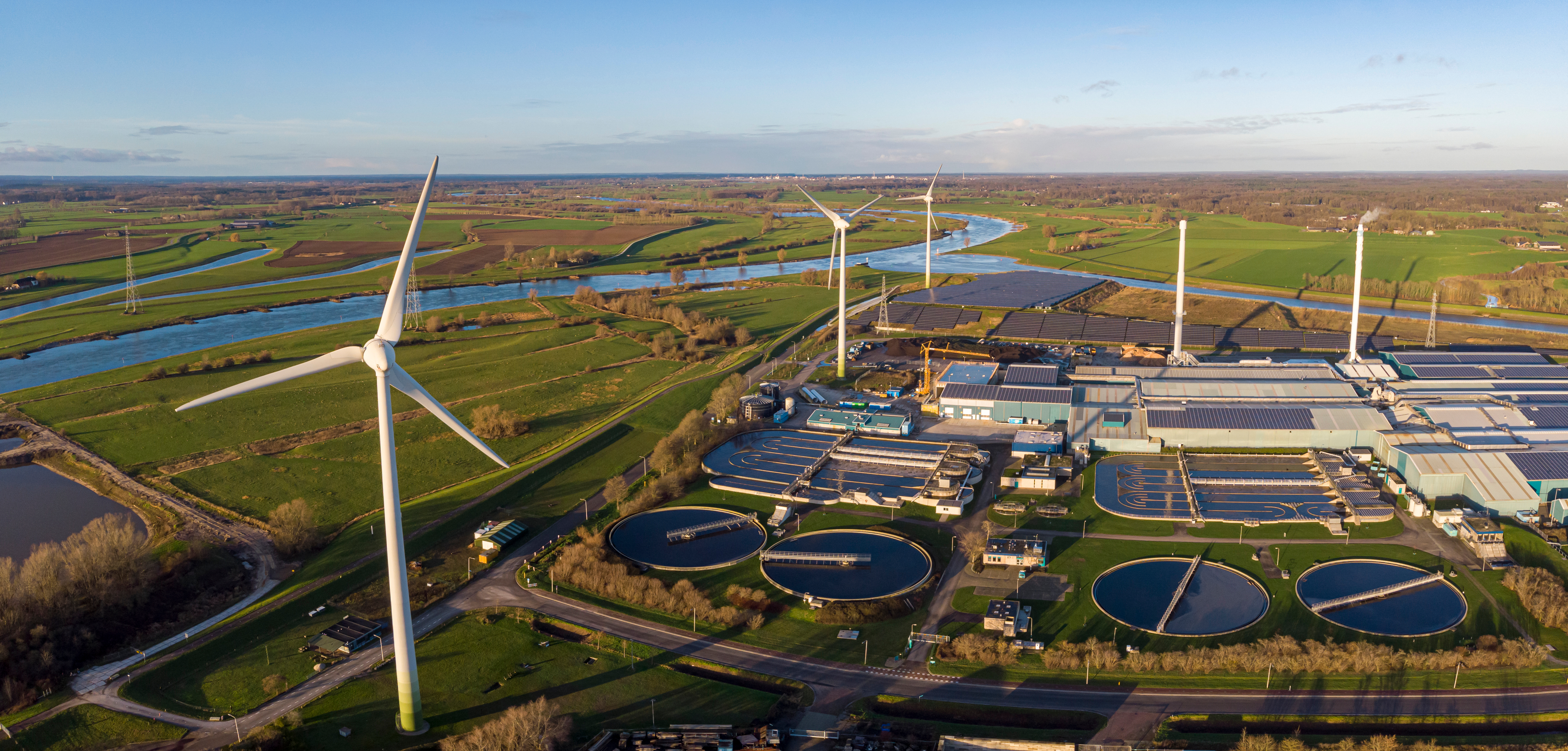 Luchtfoto windenergie waterzuivering