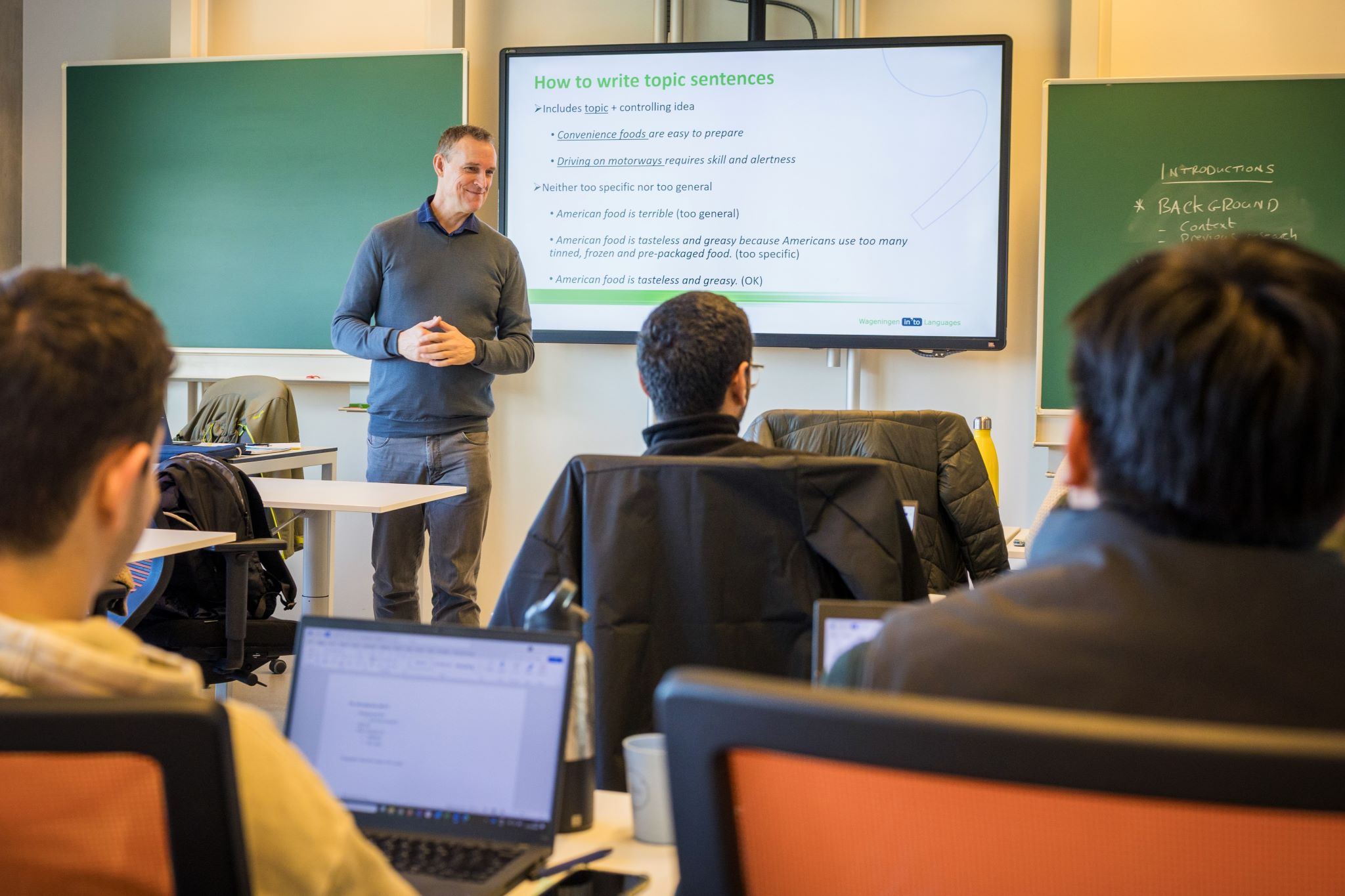 Docent aan het lesgeven tijdens een cursus Engels