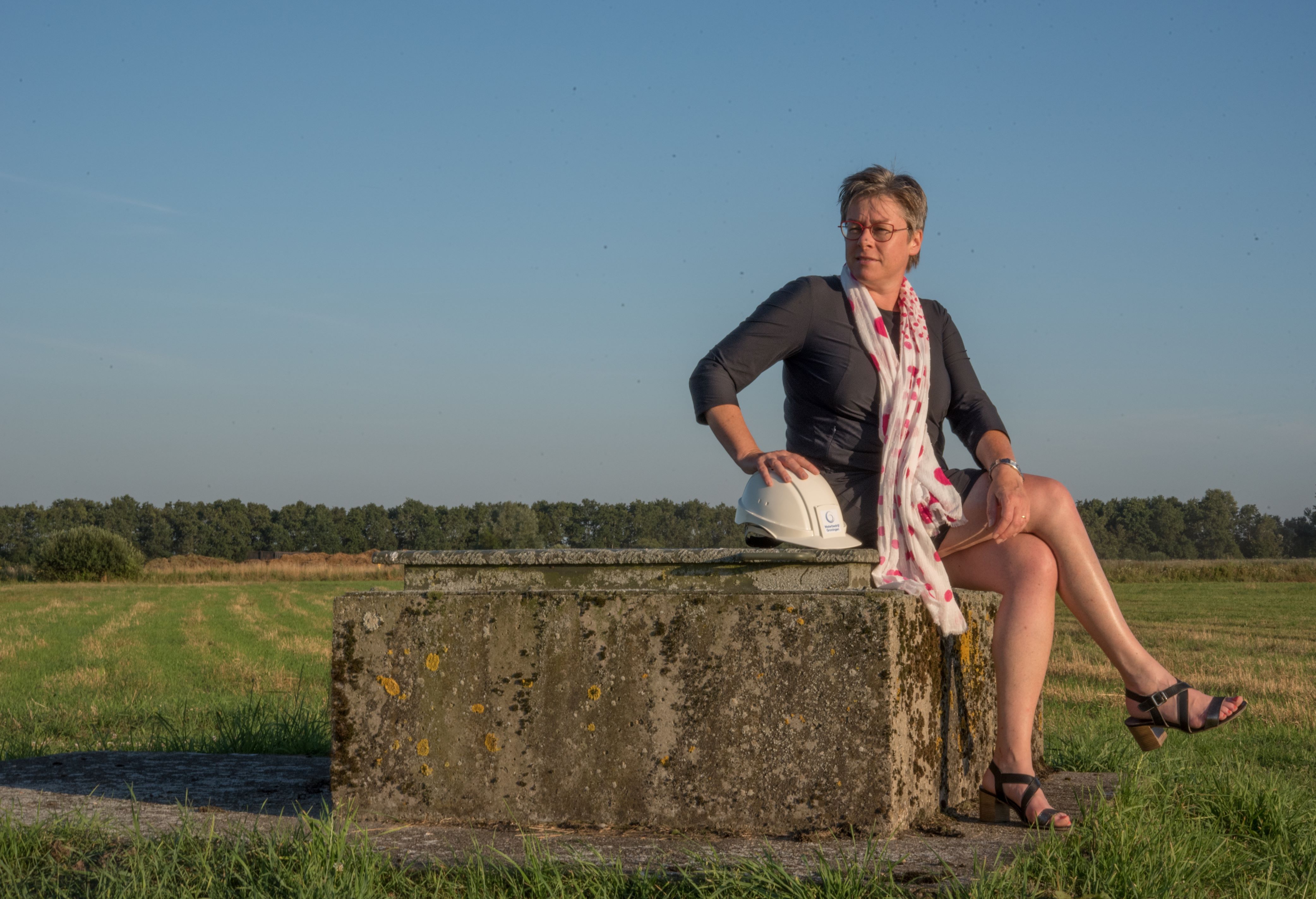 Alumna Gerda Brilleman zittend op een waterput
