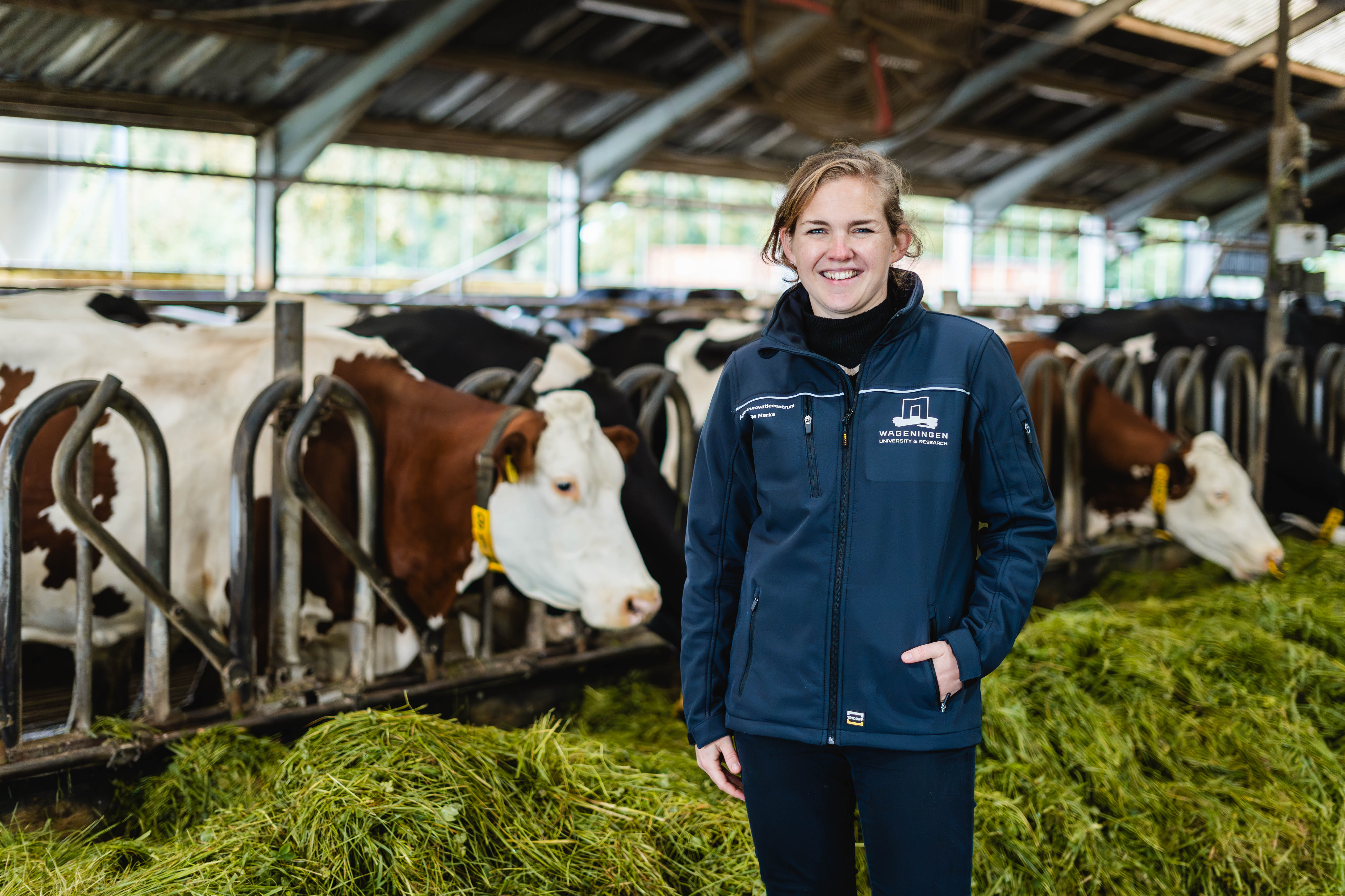 Fleur Brinke staat voor de koeien van De Marke