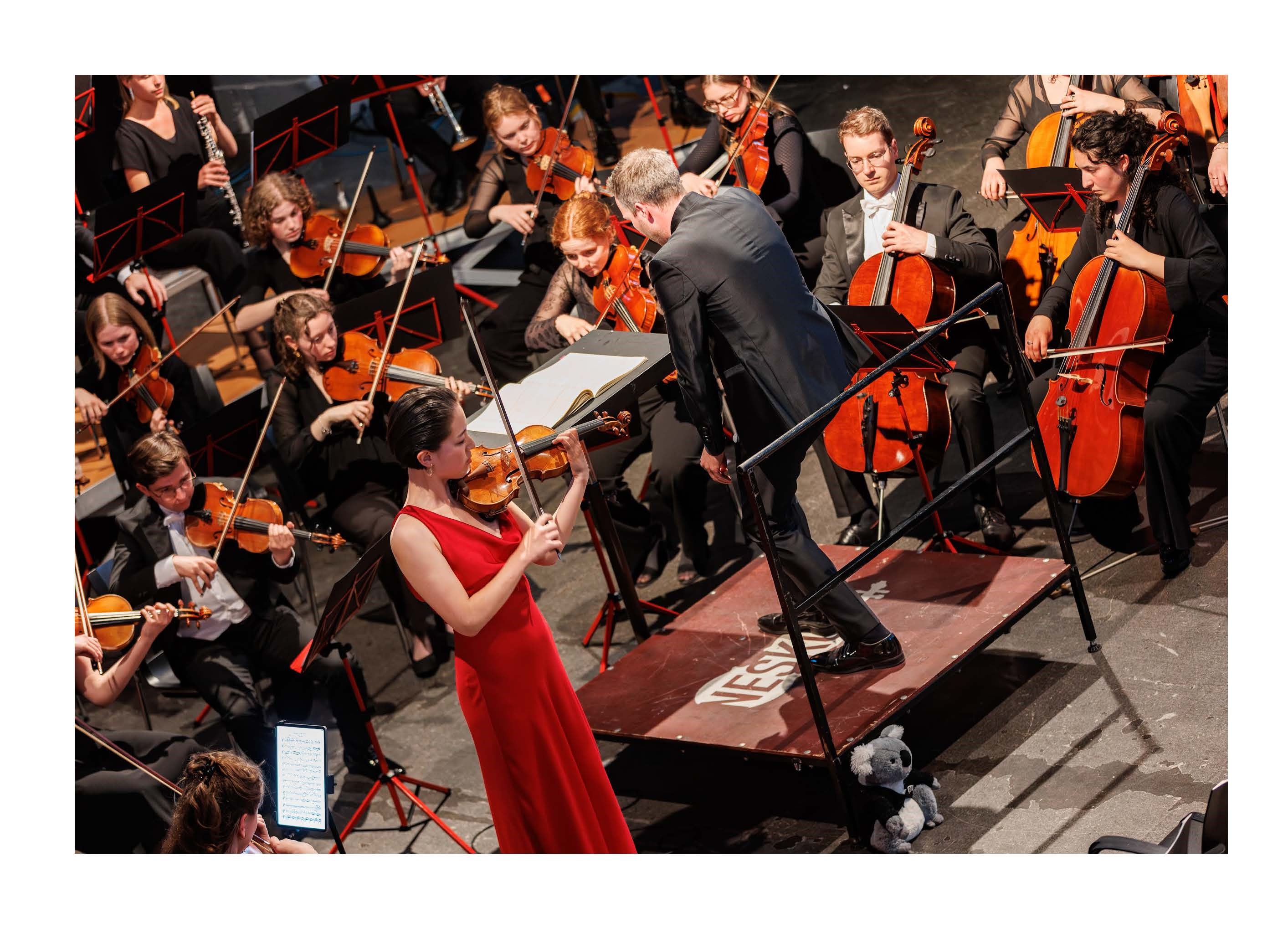 Nesko ensembles speelt samen muziek
