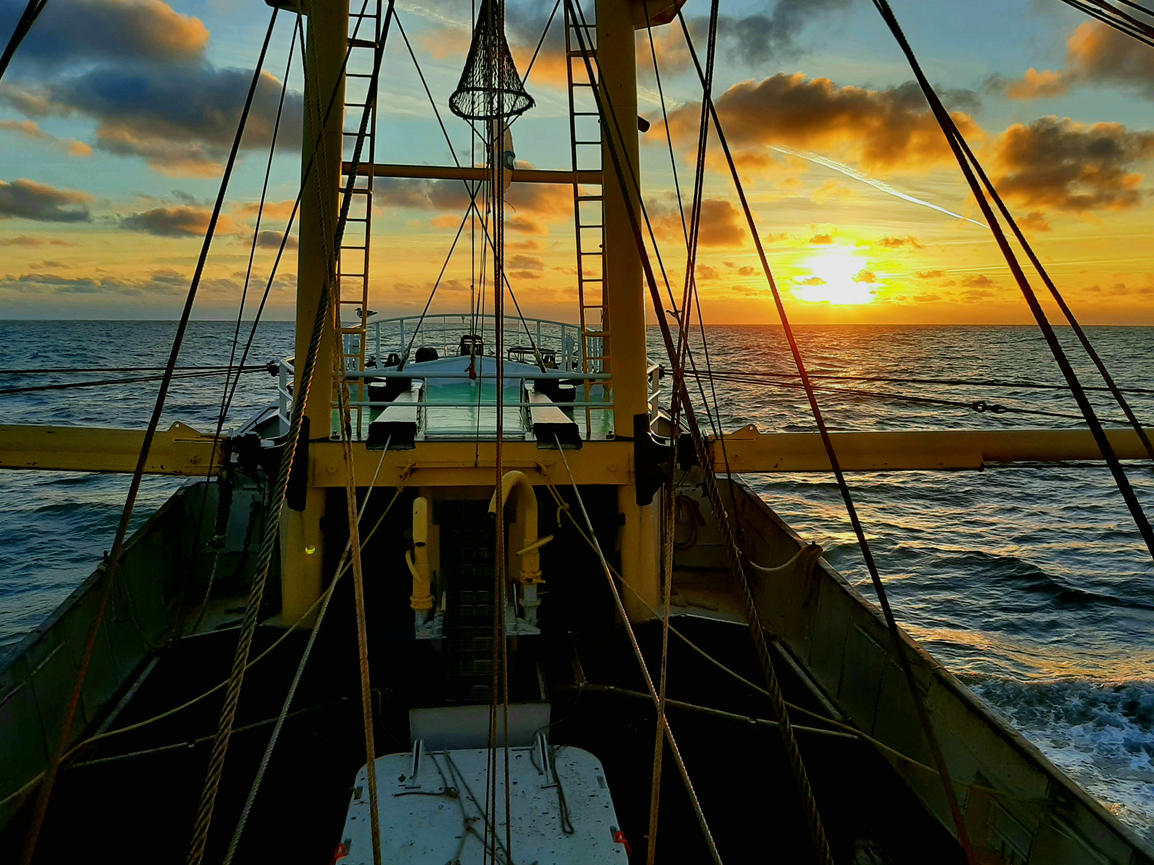 Bottom trawling vessel