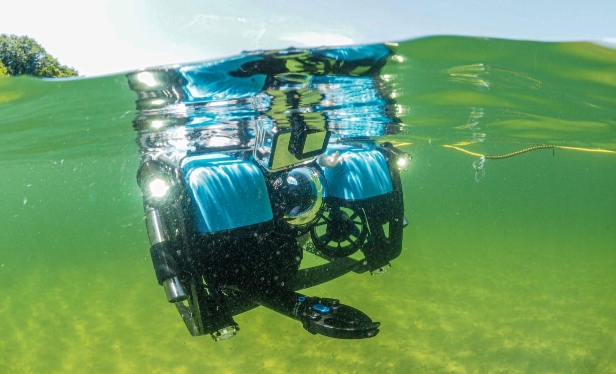 onderwaterrobot in golvende zee