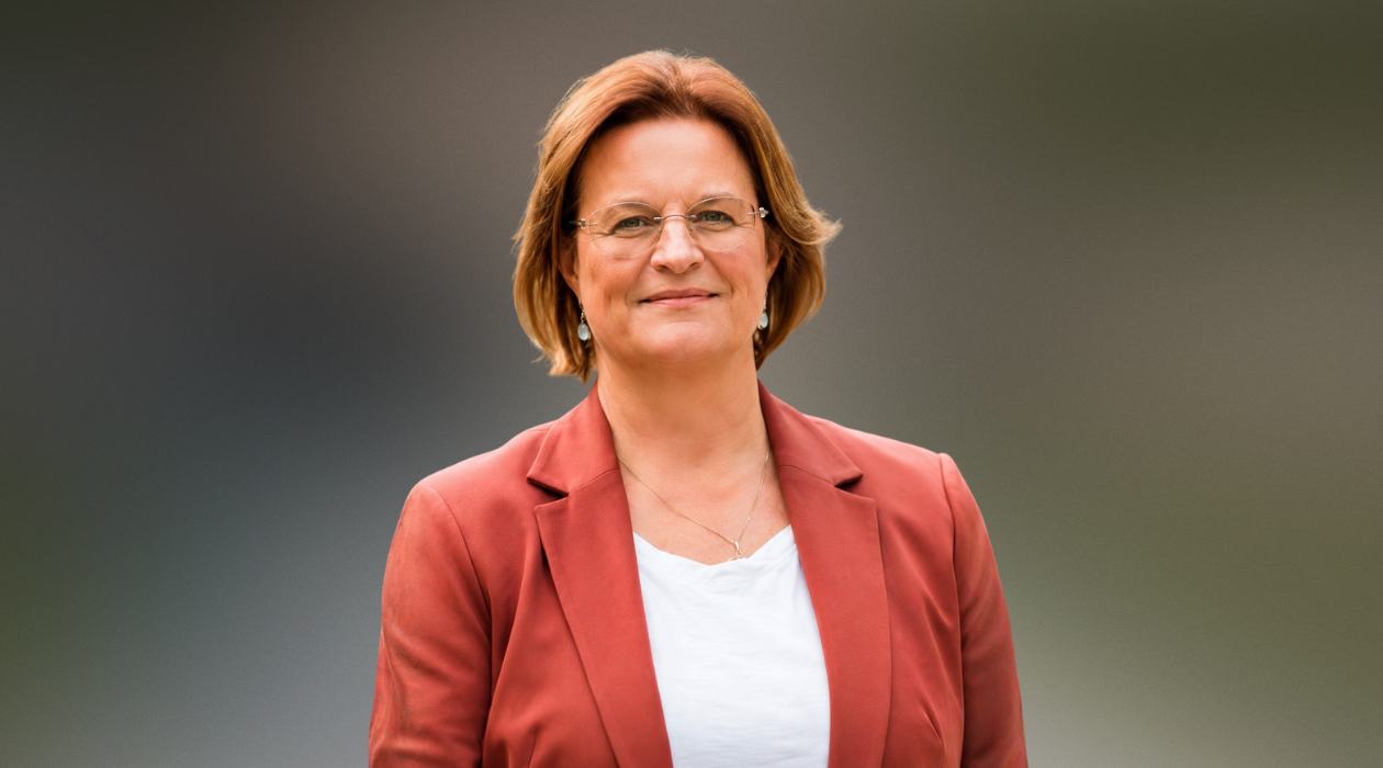 vrouw met warme lach in rode blazer