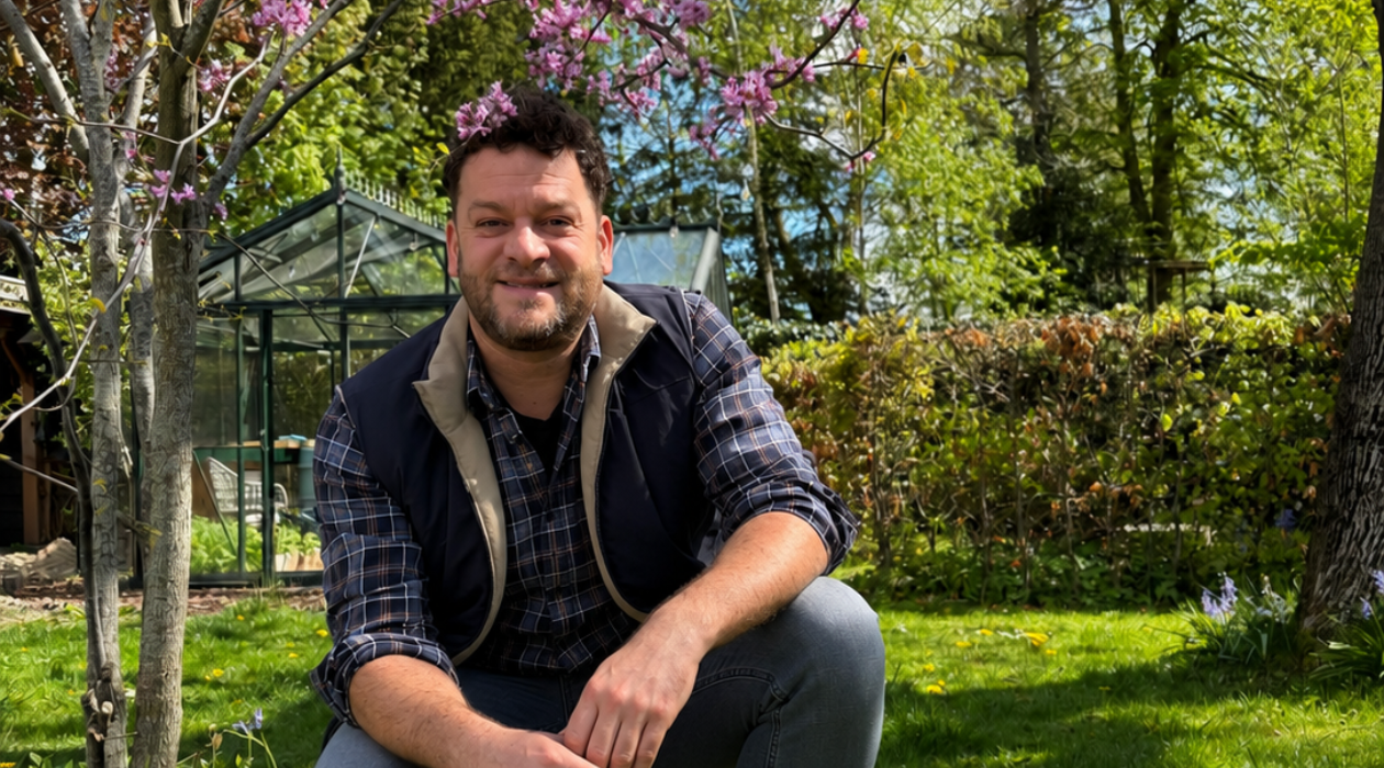 man in groene tuin
