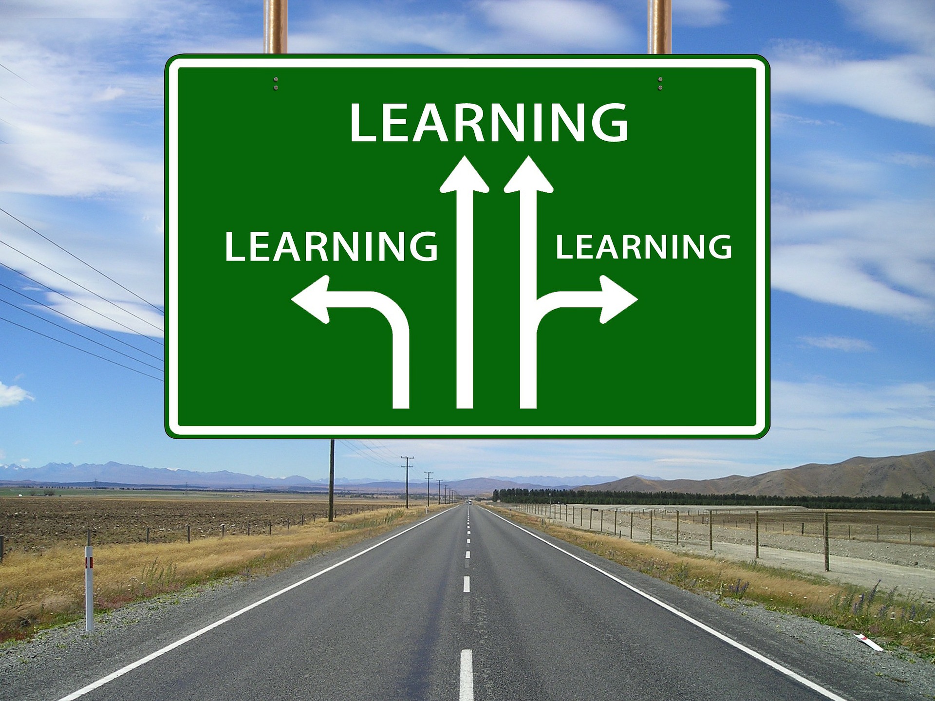 Een Amerikaans verkeersbord met de routes 'Learning', 'Learning' en 'Learning' in alle richtingen.