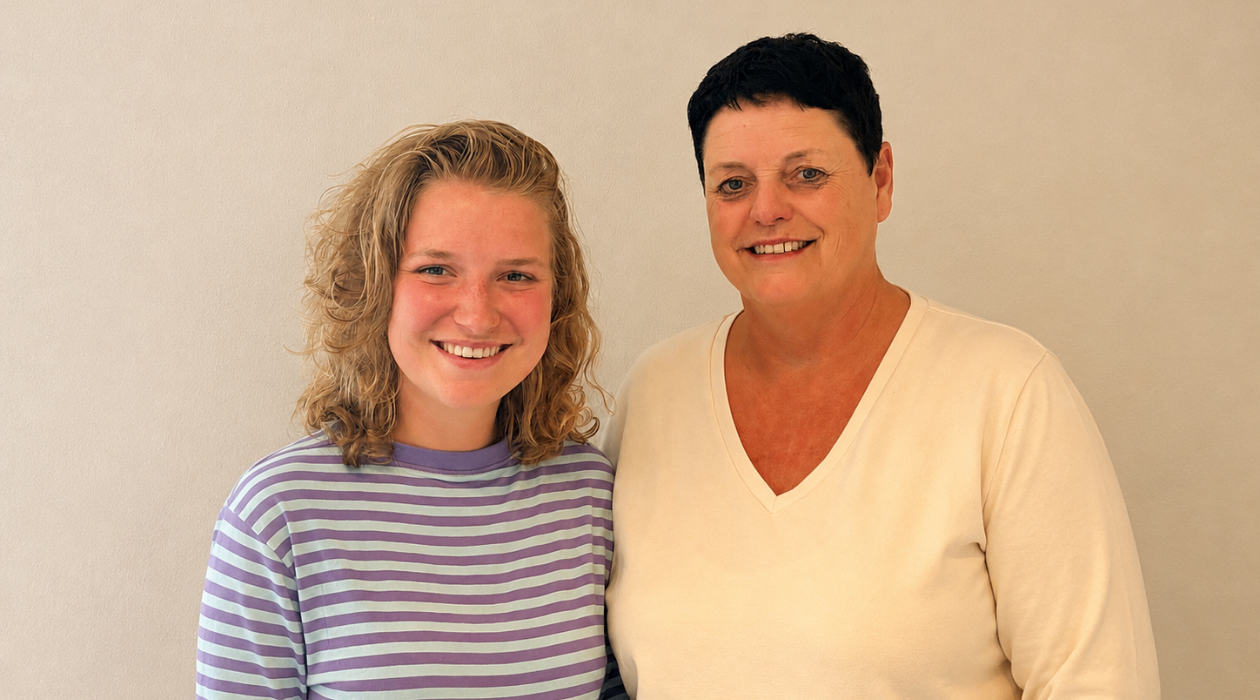 portret van twee lachende vrouwen