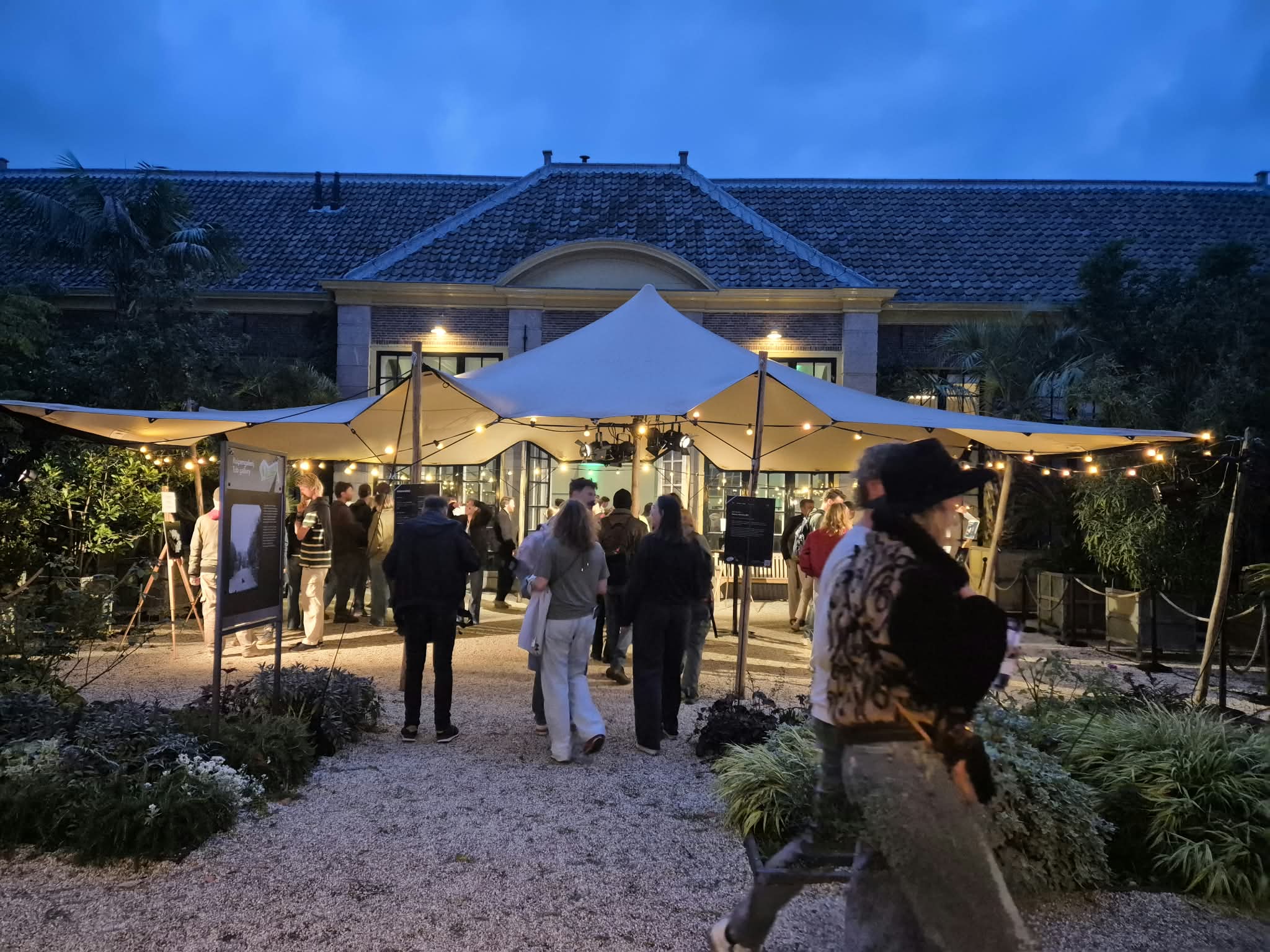 Outdoor expositie van MRI afbeeldingen bij de Leidse Hortus Botanicus