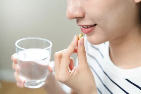 Vrouw slikt voedingssuplement