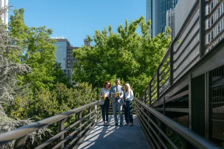 3 people having a meeting