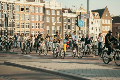 Grote groep fietsers in Amsterdam
