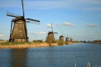 Molens van Kinderdijk bij laagstaande zon