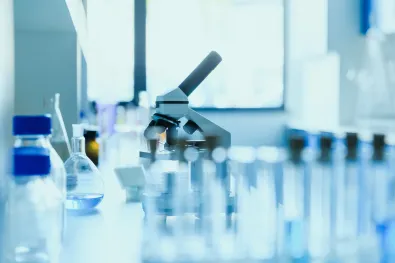 Een microsoop in een steriel laboratorium.