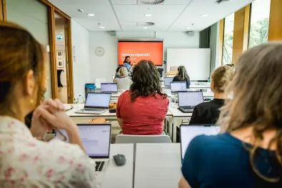 Klaslokaal met docent en studenten