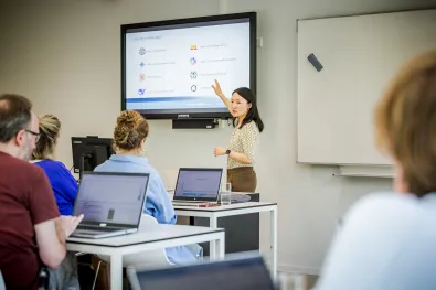Docent geeft een GenAI training