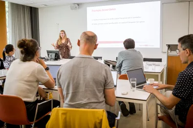 Klaslokaal met docent en studenten