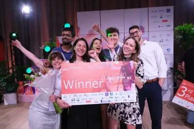A group of students holding a cheque that says 'winner' of the student challenge