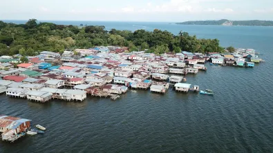 Aziatisch dorp aan zee