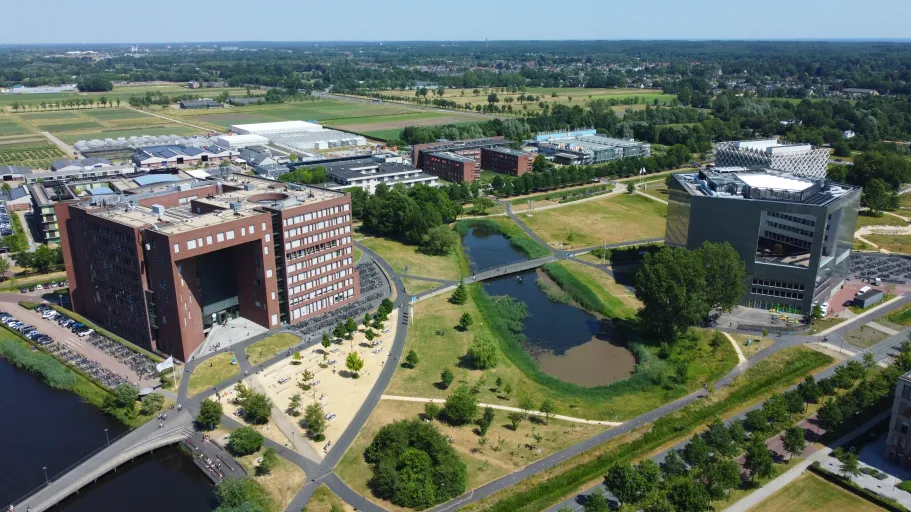 Luchtfoto campus van Forum en Orion voorop.