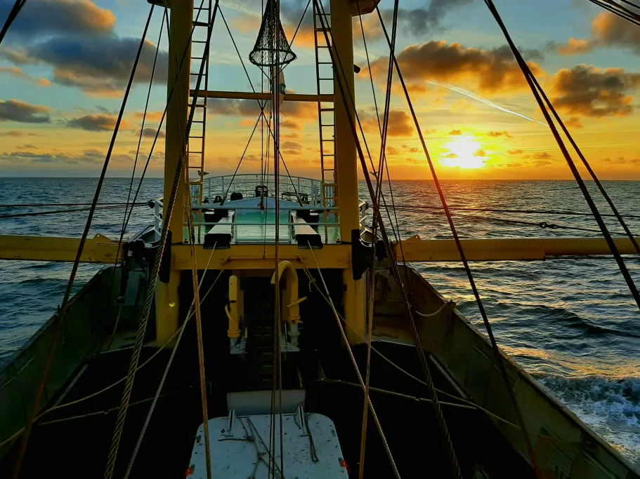 Bottom trawling vessel