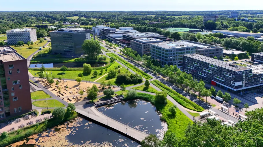 Een dronefoto met overzicht van Wageningen Campus in de zomer.