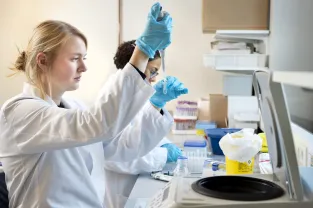 Twee onderzoekers in een laboratorium