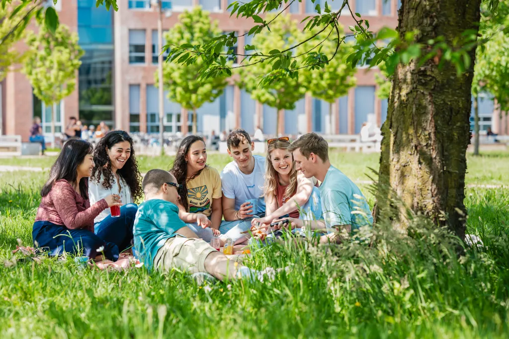 Students sitting on the grass on the Wageningen campus