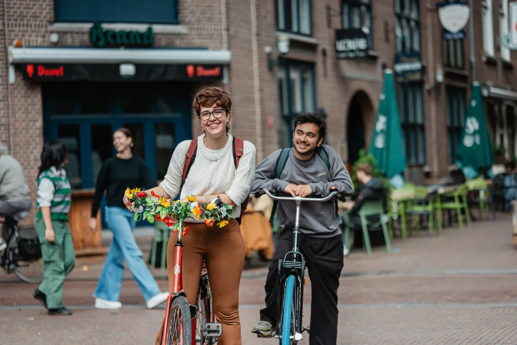 Studenten met fiets in de stad