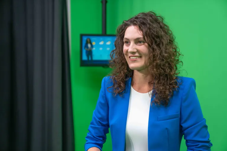 Roosmarijn Knol presents the NOS news in front of a green screen