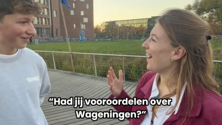 "Had jij vooroordelen over Wageningen?" Vraagt een interviewer aan een bezoeker.