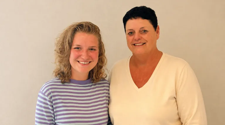 portret van twee lachende vrouwen