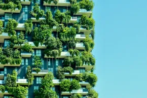 Flatgebouw met planten
