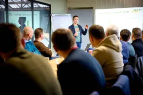 Vrouw presenteert doelen voor een publiek