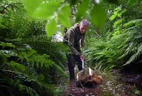 Ralf Verdonschot in beek met schepnet