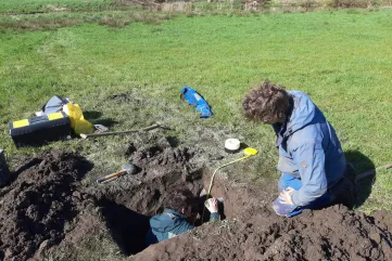 Bemonstering van het zanddek om de leeftijd te bepalen
