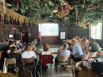 Jeroen Kappelhof geeft een presentatie over conservation genomics bij olifanten.