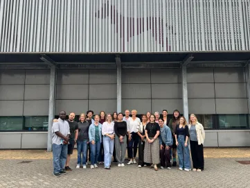 Groepsfoto van de deelnemers en begeleiders tijdens het bezoek aan de Faculteit Diergeneeskunde in Utrecht.